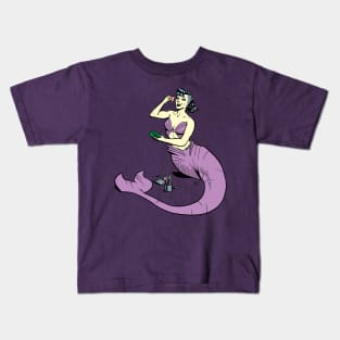 Mermaid putting on make-up Kids T-Shirt